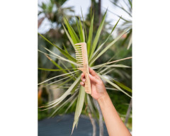 Tek peine de dientes ralos con mango de madera