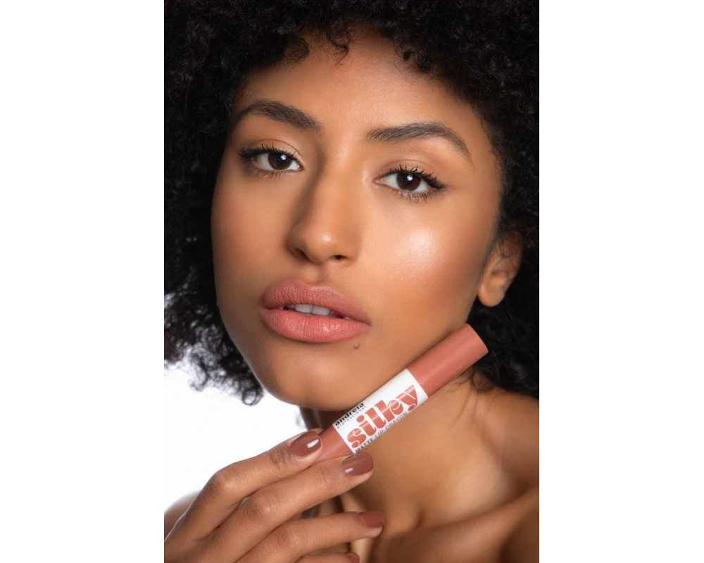 Andreia Silky Matte Lip Crayon 03 Peachy Brown lápiz labial
