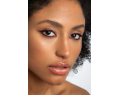 Andreia Waterproof Eyeliner Burgundy Velvet 12H lápiz de ojo color vino púrpura