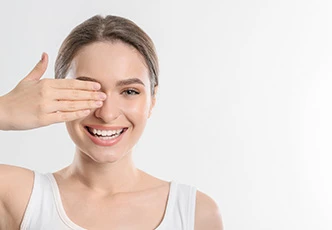 Mujer sonriendo con piel brillante para una rutina con piel grasa