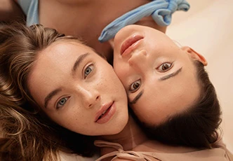 Dos mujeres para una rutina facial con piel sensible