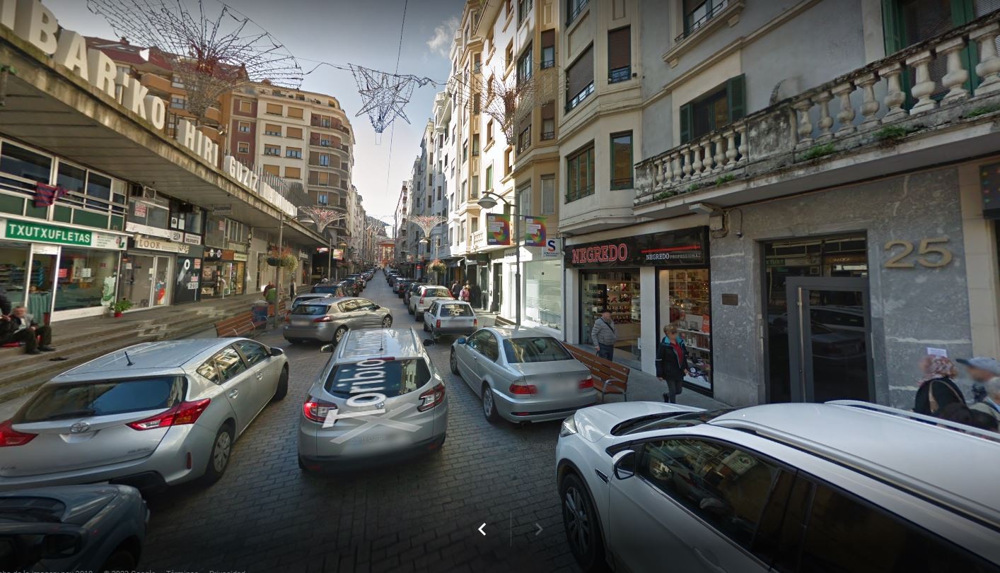Fachada de la tienda Negredo Profesional Eibar en Toribio Etxebarria Kalea, 25, Eibar